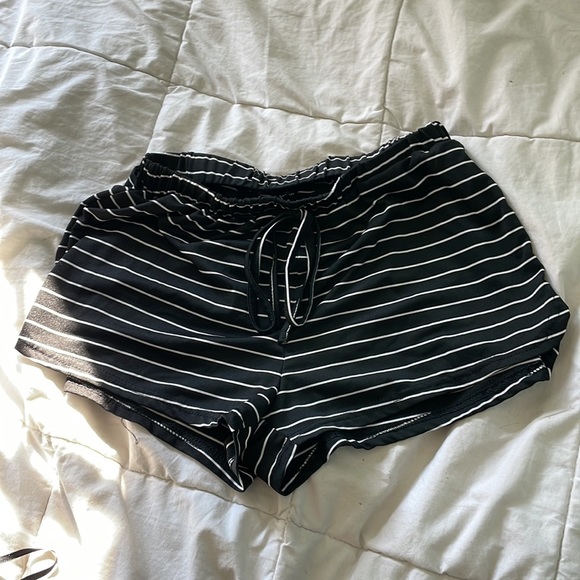 Black and white striped set - Picture 4 of 4